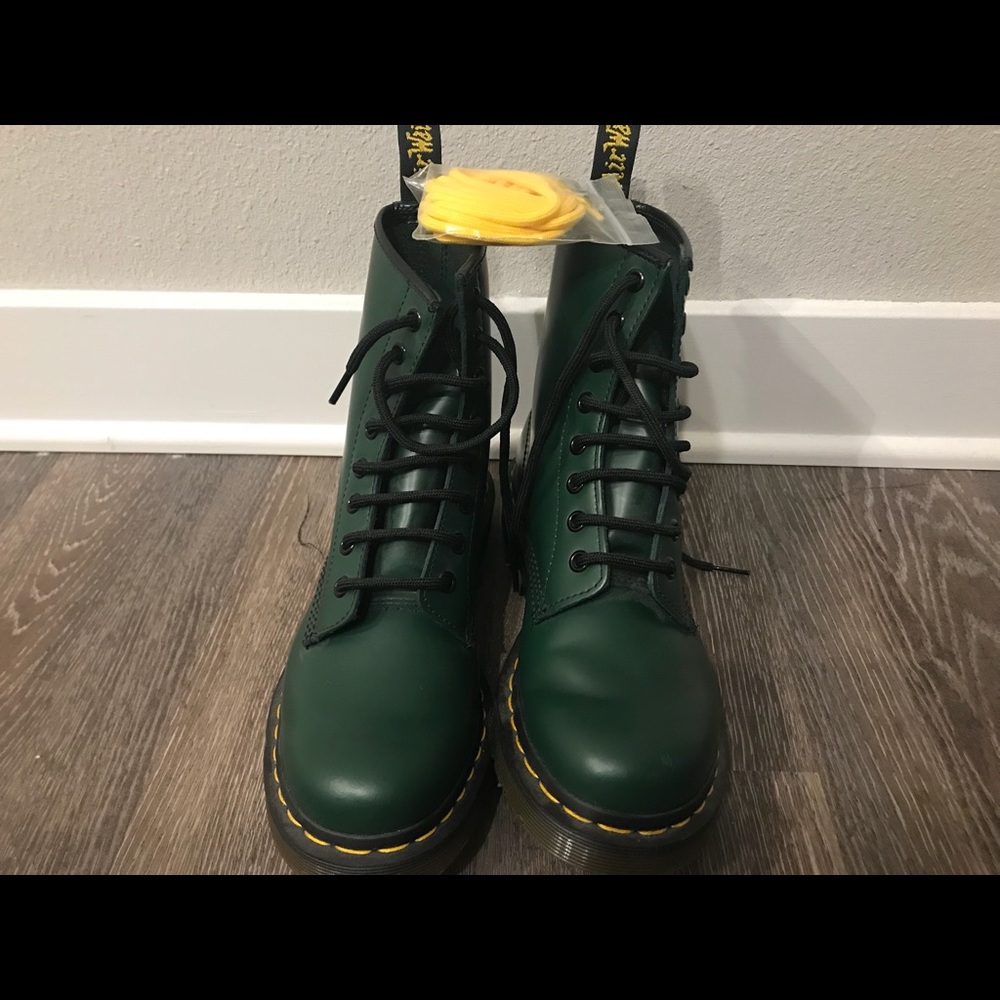 Dr. Martens Women 8-Eye 1460 Smooth in Size 7